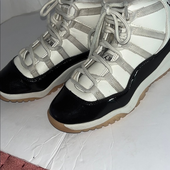 Air Jordan 11 Retro size 2 youth. - Picture 3 of 12